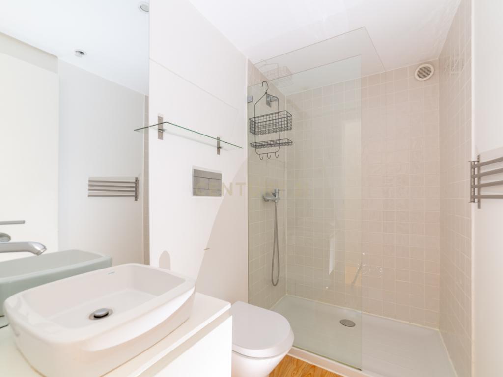 Apartamento com Terraço e Vista Única sobre o Porto – Rua de Santa Teresa - Image 8