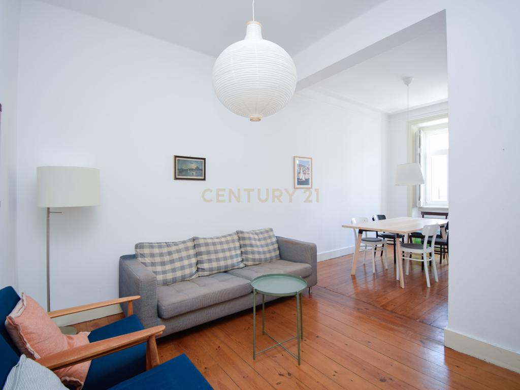 Apartamento T2+1 Renovado no Coração de Campo de Ourique - Image 5