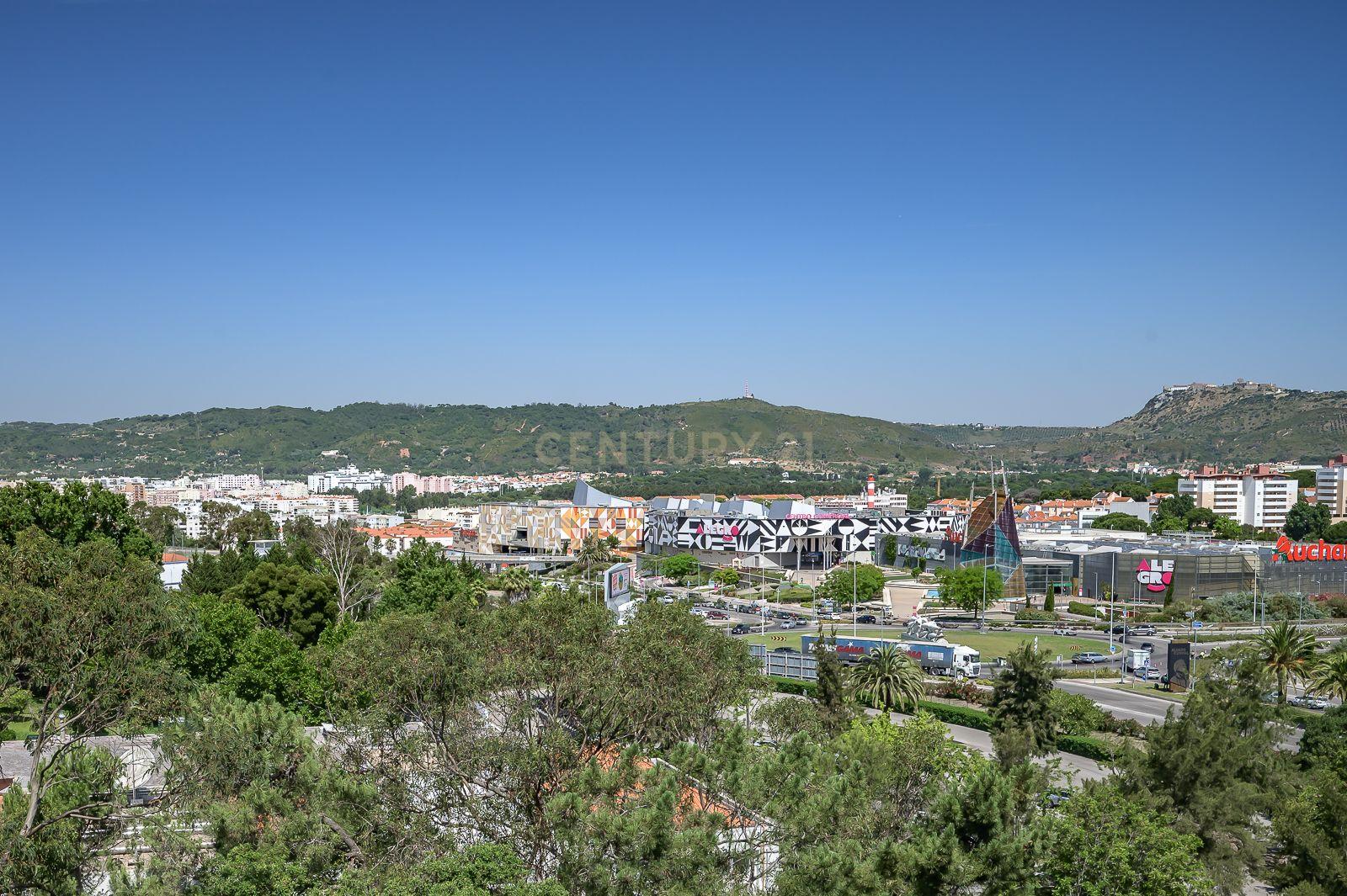 Fotografia 12 de Exclusivo T4 em Setúbal (S. Sebastião) | Vista Panorâmica Deslumbrante, Varandas, Ar Condicionado e Garagem Box Dupla com Carregador Elétrico