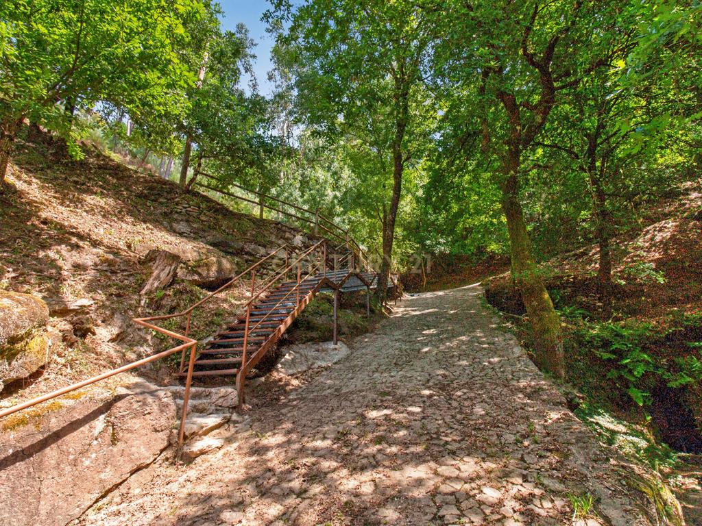 Duas Propriedades Únicas no Gerês com Acesso Direto ao Rio e Ancoradouro Privado - Image 42