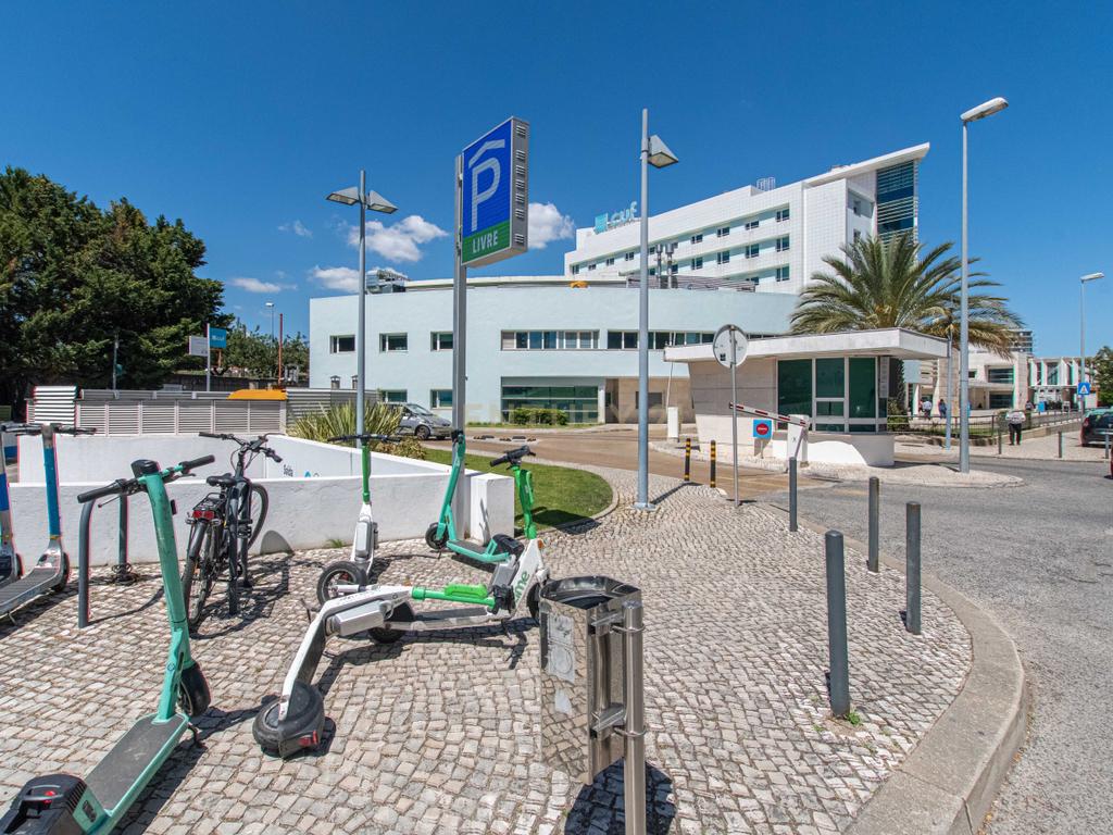 T1 no 11 andar: arrecadação e estacionamento no condomínio Distrikt, Parque das Nações - Image 24