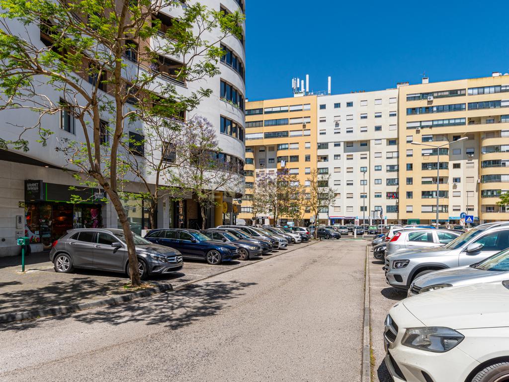 Apartamento T4 na prestigiada Urbanização Quinta do Infantado, Loures com Vista Panorâmica sobre as Lezírias - Image 31