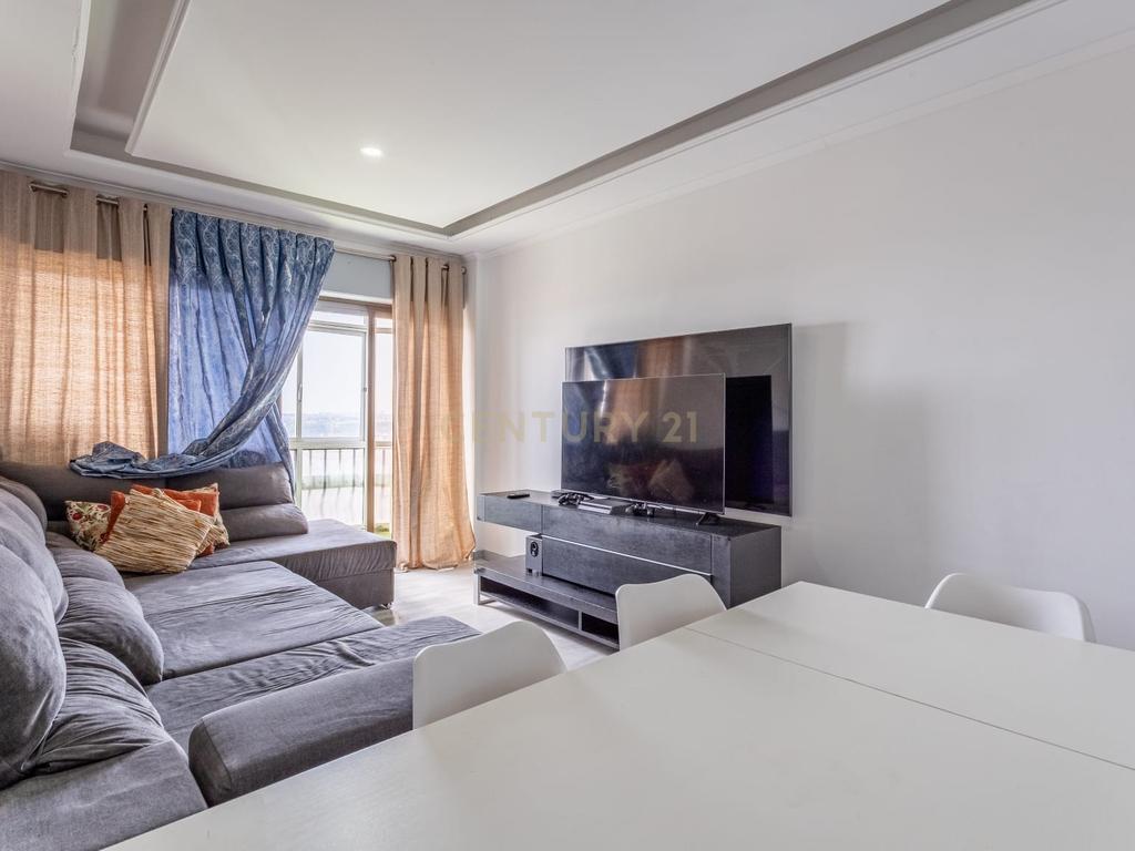 Apartamento T3 na Ramada com 92 m² e vista incrível para Lisboa - Image 3