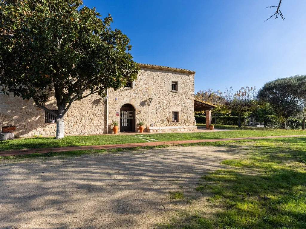 MASIA CATALANA EN VENDA A LLAGOSTERA – MÉS DE 7 HECTÀREES DE TERRENY, LLICÈNCIA TURÍSTICA, PISCINA I CAMP DE FUTBOL - Image 15