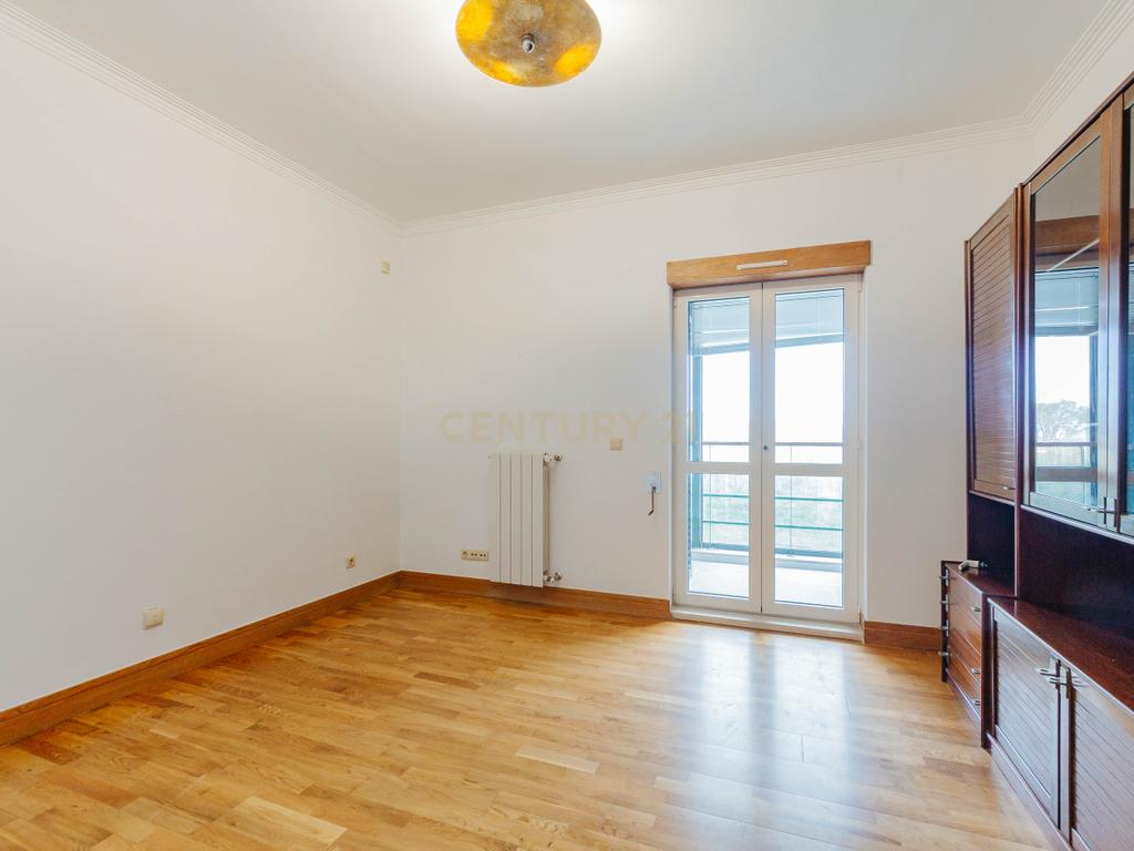 T3 com Terraço e Vista Desafogada – Belas Clube de Campo - Arrendamento - Image 18