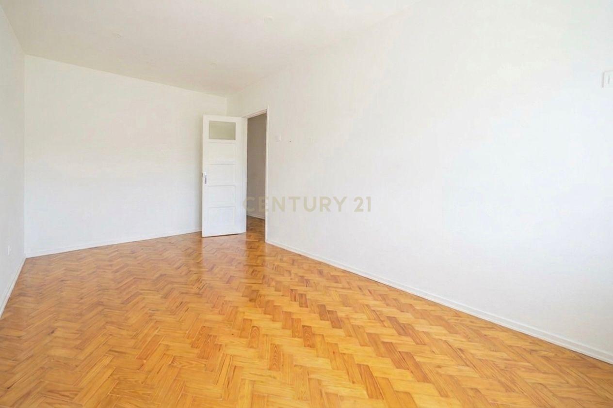 Fotografia 11 de Apartamento T2 totalmente remodelado junto ao Hospital de São Bernardo com varanda, marquise e excelente exposição solar