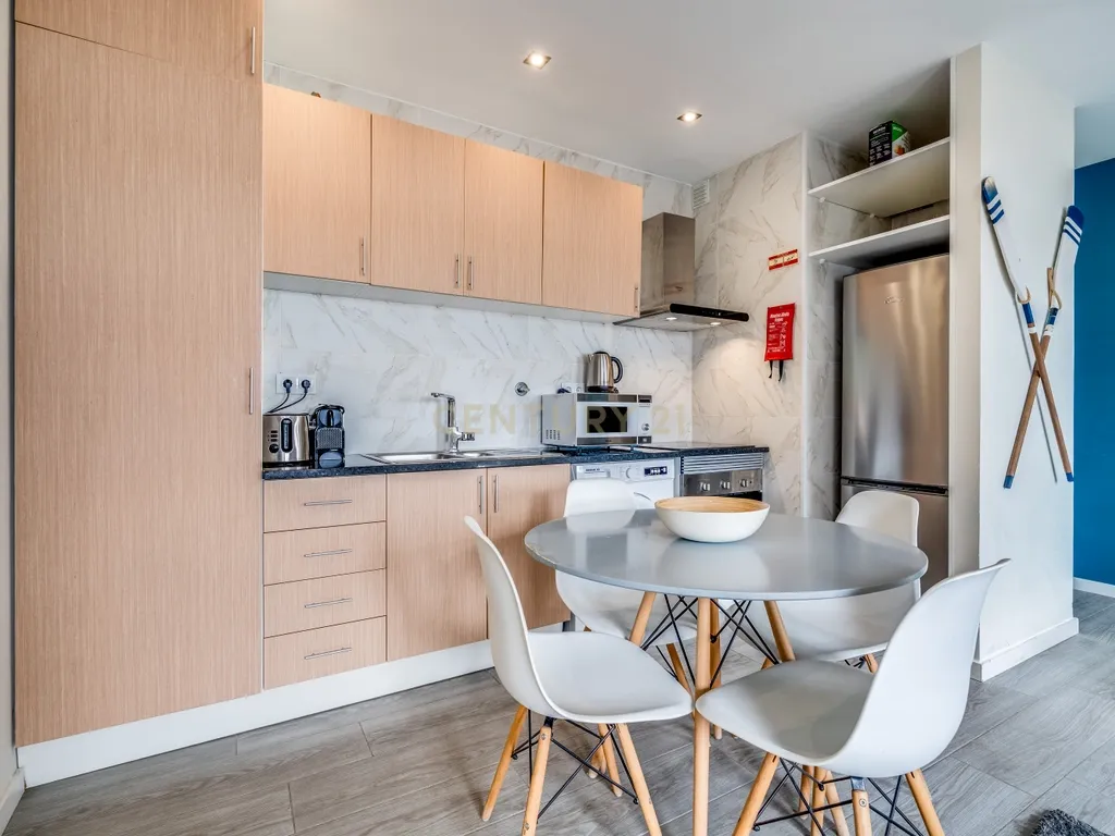 Apartamento T1 com Vista Rio Deslumbrante | AL | Terraço Comum | Estacionamento no Edifício | Como Novo - Image 12