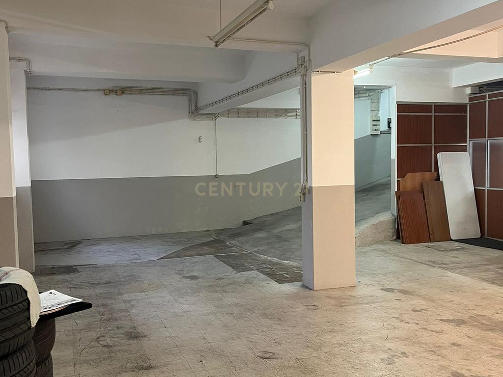 Armazém com uma área de 273 m2, localizado no Pendão – Queluz, com acesso direto por rampa e portão automatizado. - Image 2