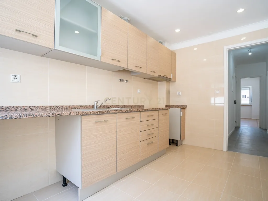 Apartamento Remodelado em Moscavide, Loures - 2 Quartos com Terraço - Image 9