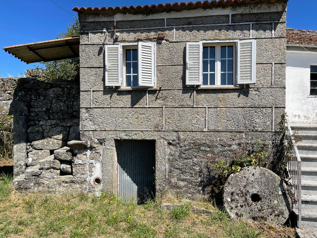 Uma quinta com uma casa que necessita de restauro, situada num terreno de 4000m², cortado por um riacho. - Image 13