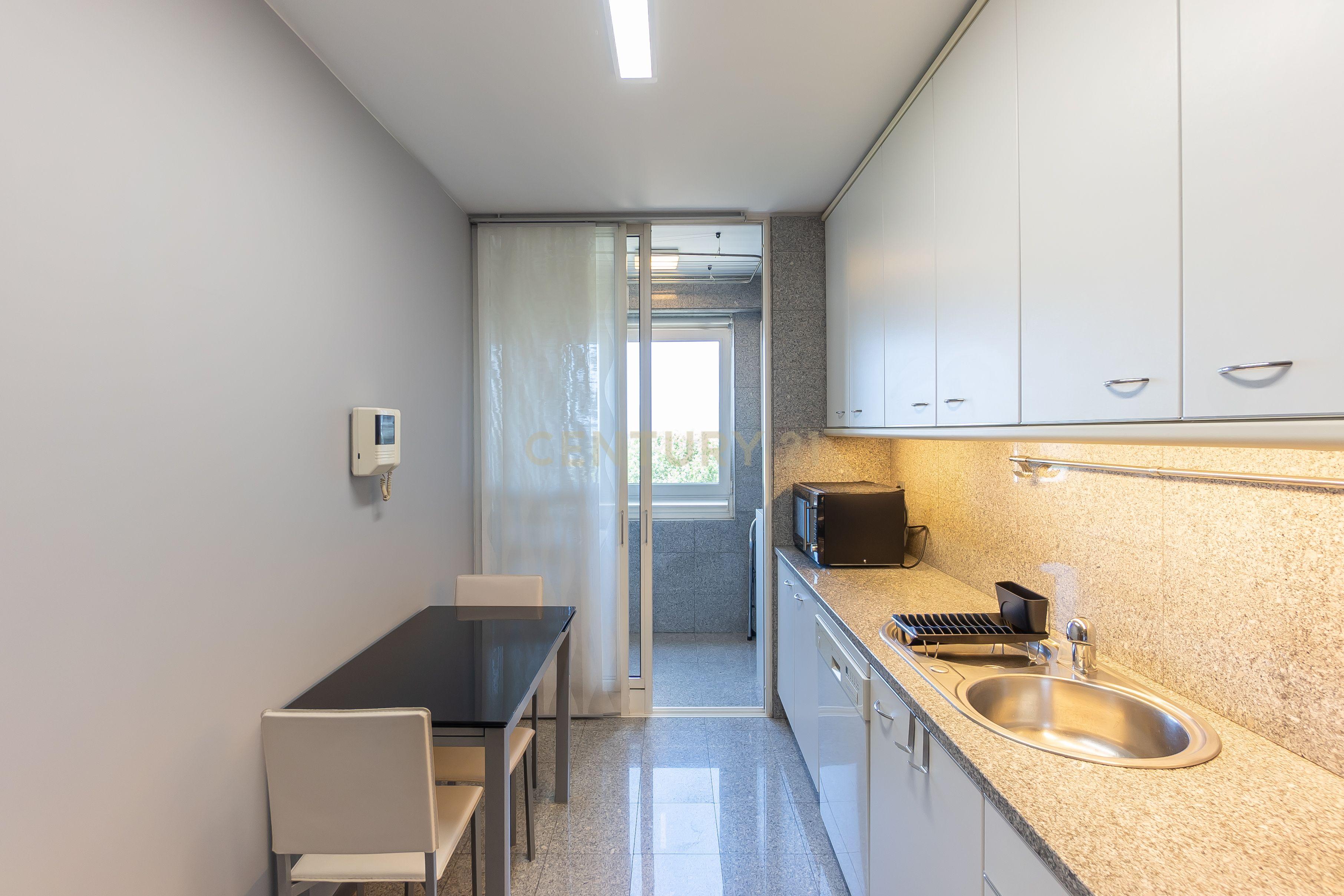 Fotografia 11 de Apartamento T2 para Arrendamento em Lordelo do Ouro, Porto