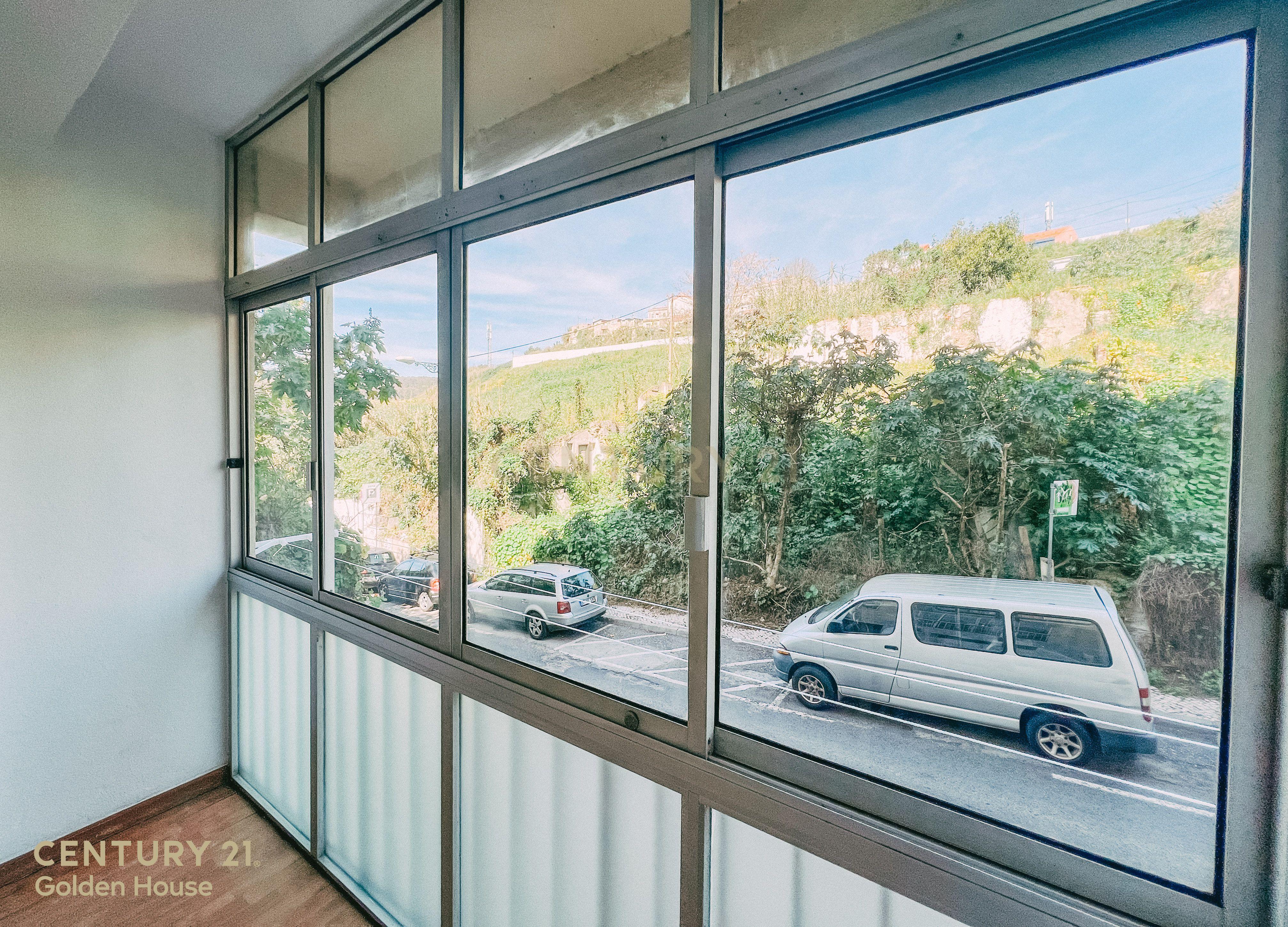Apartamento Renovado T1 com Vista Panorâmica em Lisboa - Image 8