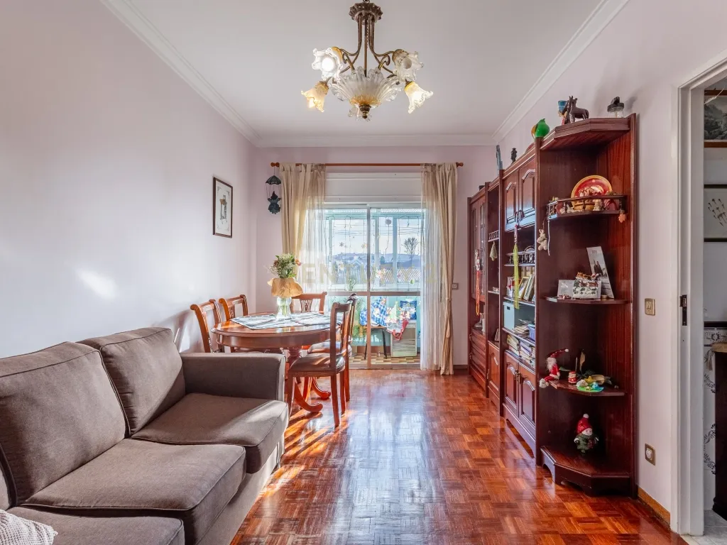 Apartamento T3 com garagem Box em Algueirão Mem Martins - Image 4