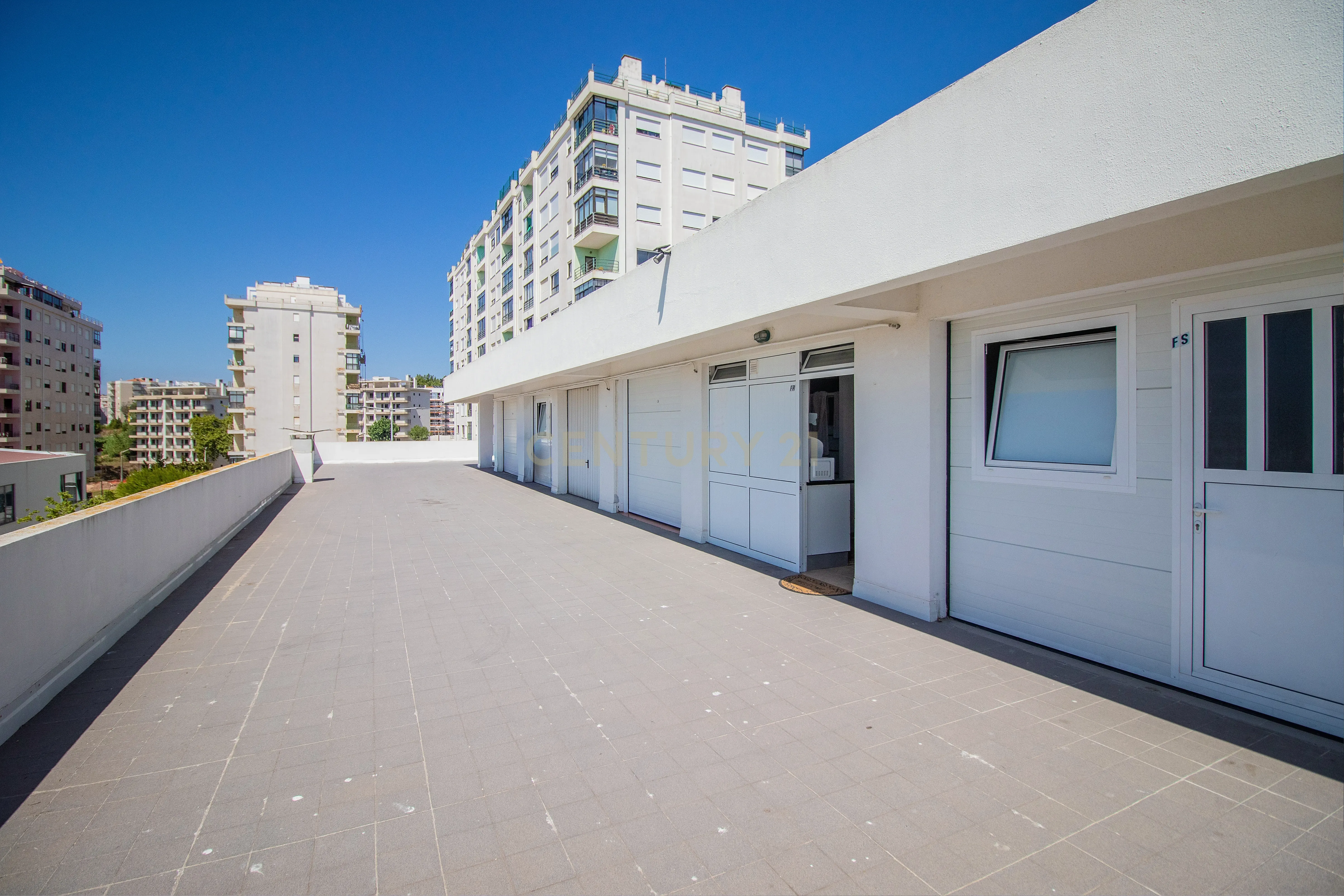 Fotografia 4 de Garagem com luz, água e saneamento ao lado do CAE nas Abadias - Figueira da Foz