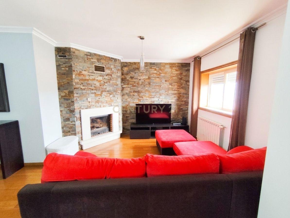 Fotografia 3 de Apartamento T3 no Último Piso | 3 Varandas, Suite e Garagem