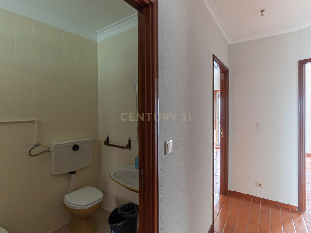 T2 Renovado com Vista Cidade – Rua de São Roque da Lameira, Campanhã - Image 27
