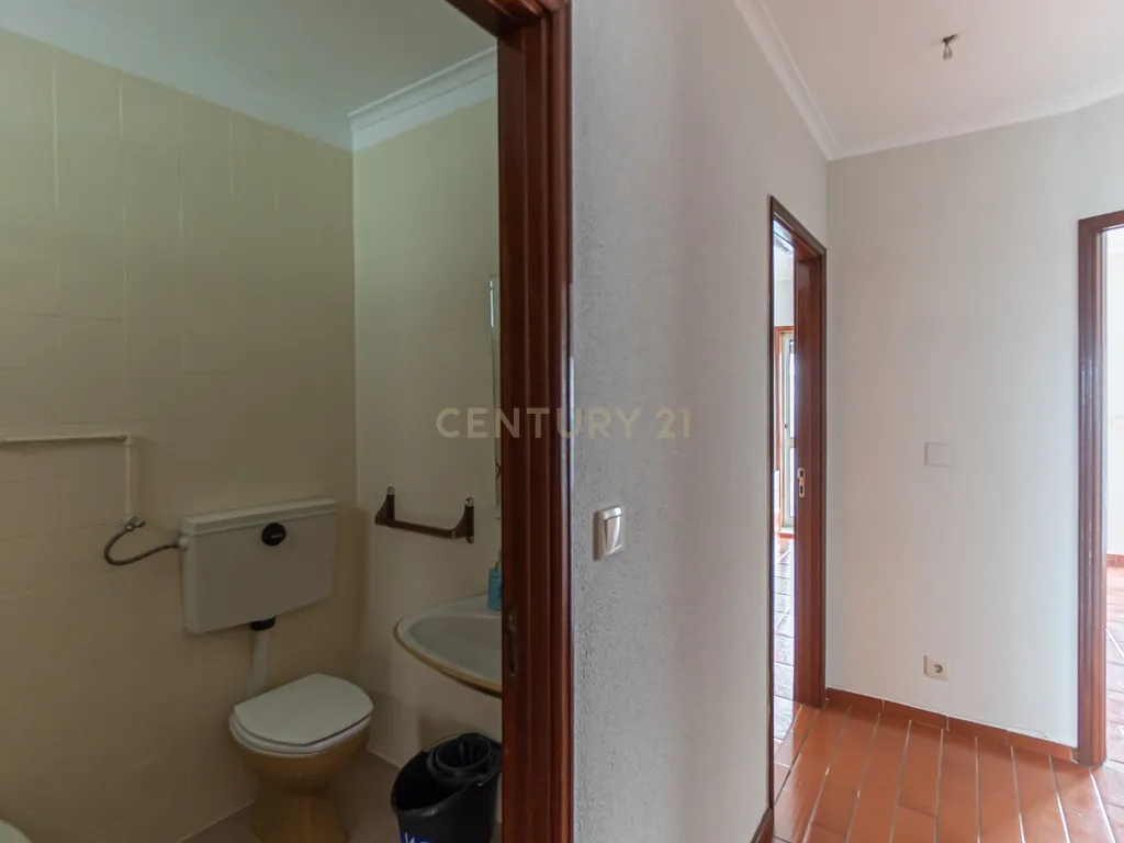 T2 Renovado com Vista Cidade – Rua de São Roque da Lameira, Campanhã - Image 27