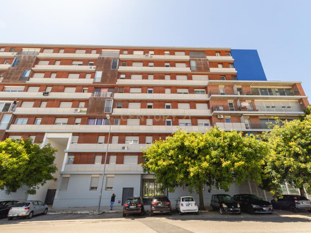 T1 Muito Espaçoso na Alta de Lisboa com Garagem e Arrecadação - Image 22