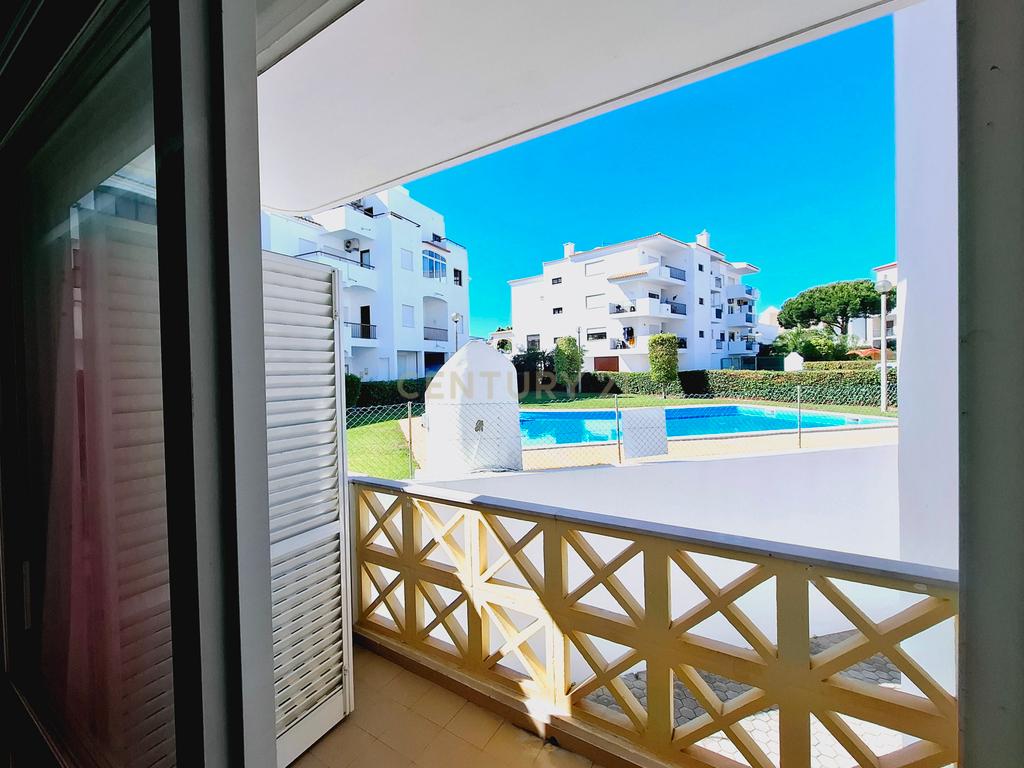 T2 ESPAÇOSO, Centro de Albufeira, 1 km da Praia, Muita Luz Natural, Excelente Oportunidade - Image 1