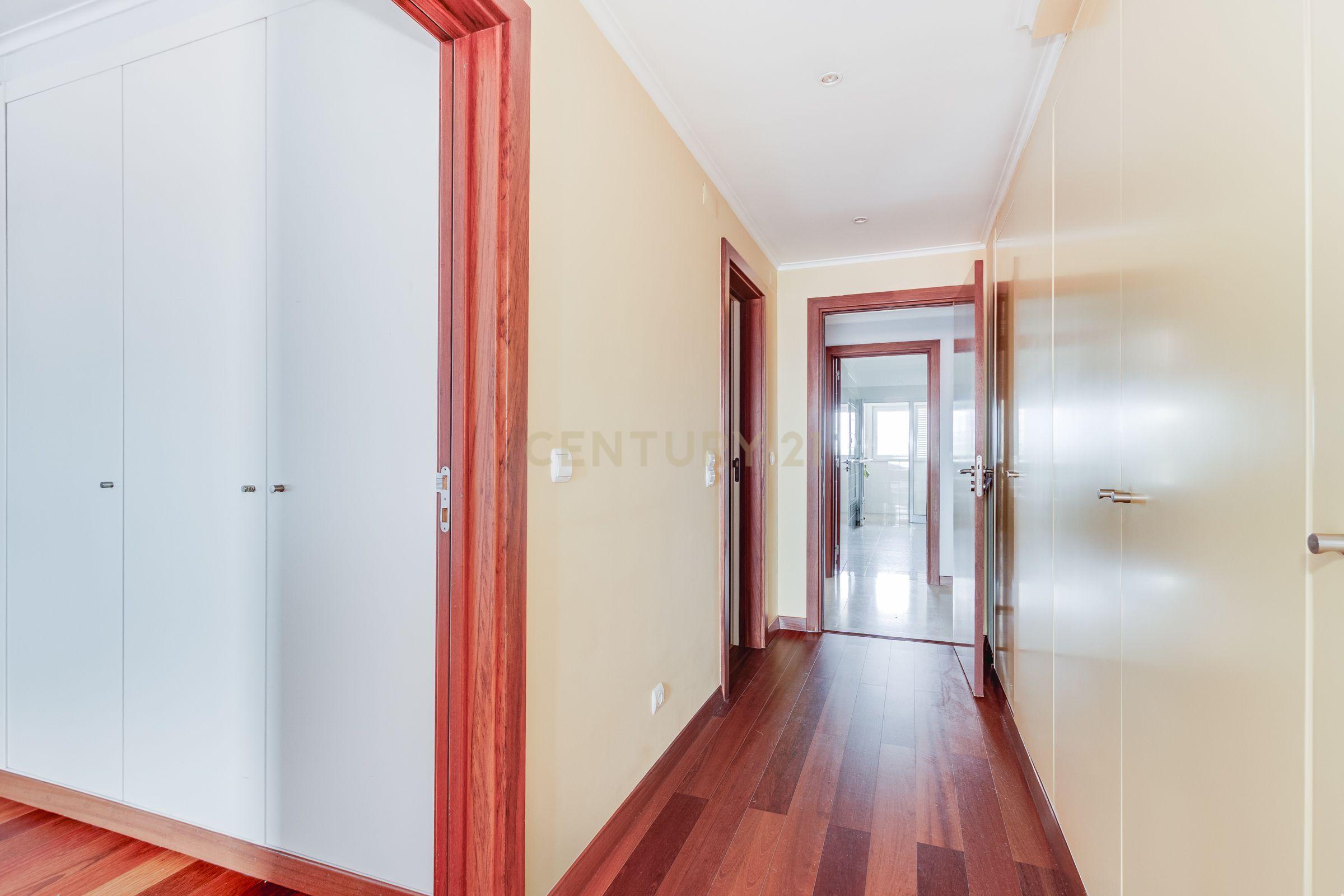 Apartamento T2 com Vista Panorâmica em Lisboa - Image 13