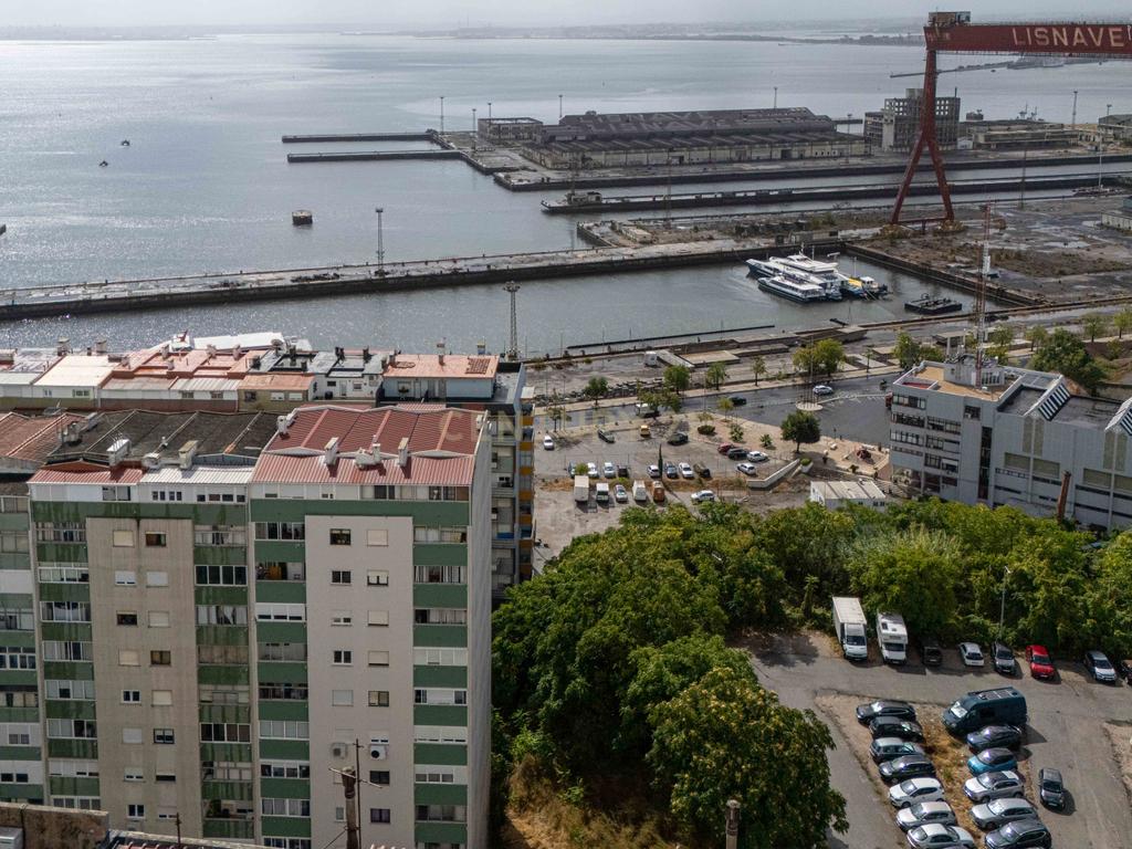 T3 Totalmente Remodelado com Vista Rio | Cacilhas, Almada - Image 34