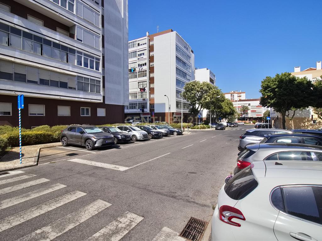 Apartamento T3 com 2 casas de banho em Barcarena – Pronto a habitar - Image 3