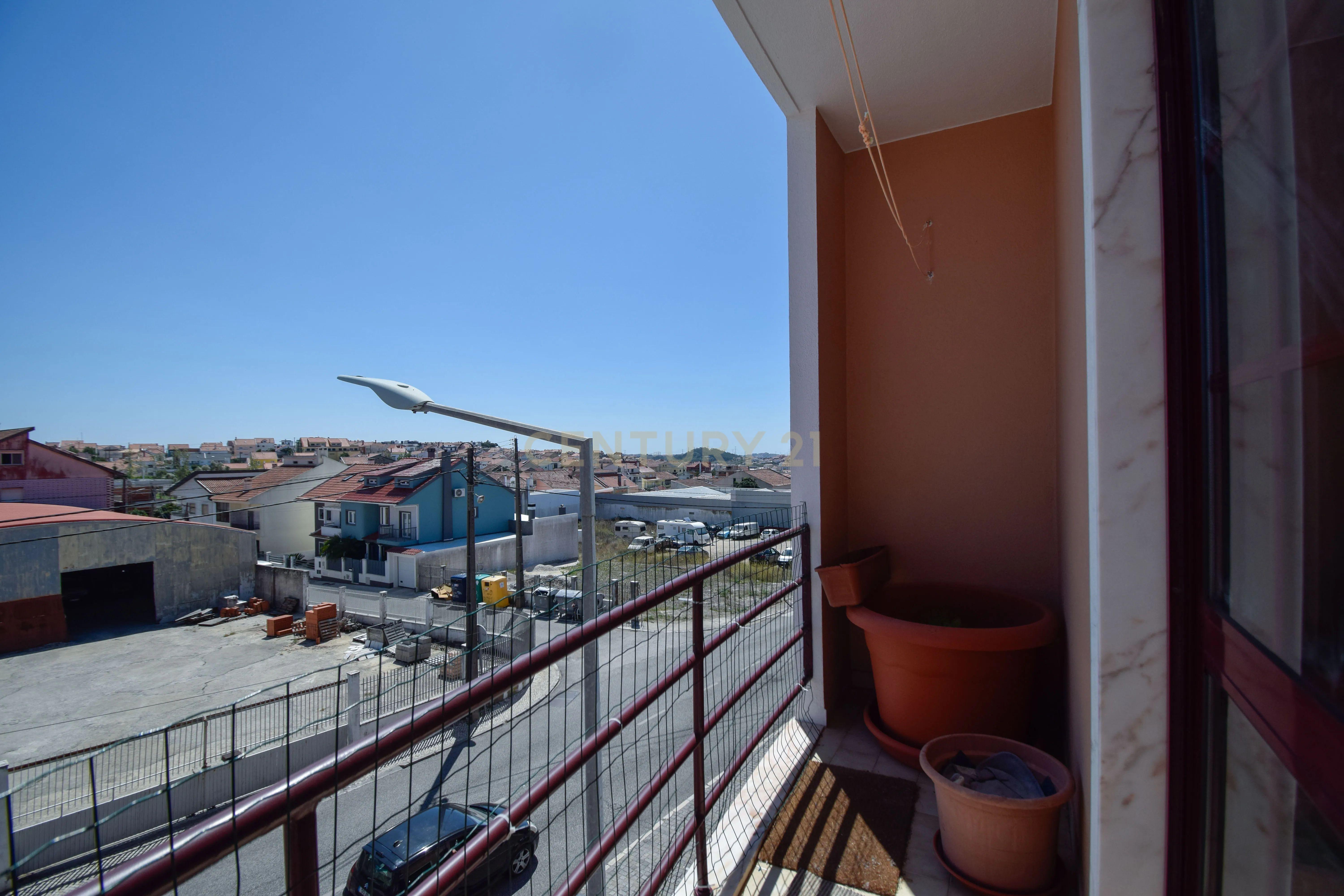 Fotografia 3 de Apartamento T3, com 107 m² de área útil, estúdio musical com 40 m² e garagem fechada , varanda e arrecadação