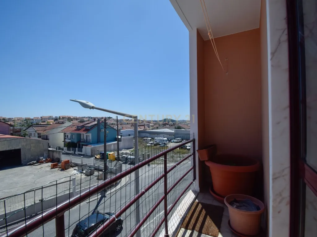 Apartamento T3, com 107 m² de área útil, estúdio musical com 40 m² e garagem fechada , varanda e arrecadação - Image 3