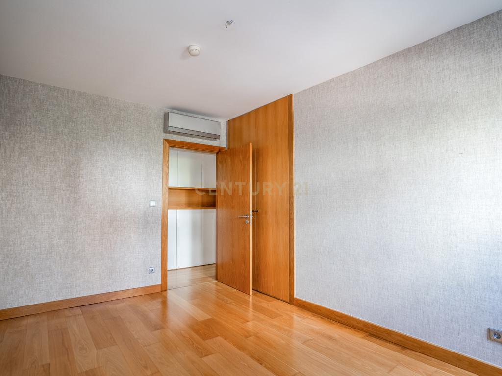 Apartamento T4 Premium com Terraço na Avenida da Independência - Image 36