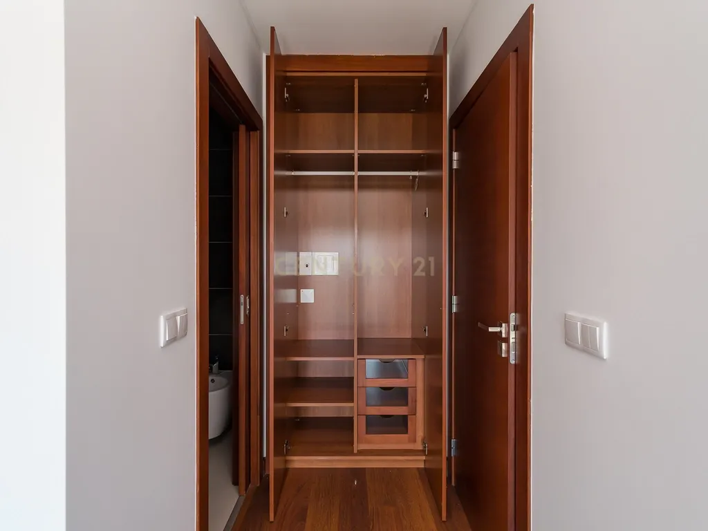Apartamento T2 num condomínio com Vista Panorâmica em Odivelas, Famões - Image 19