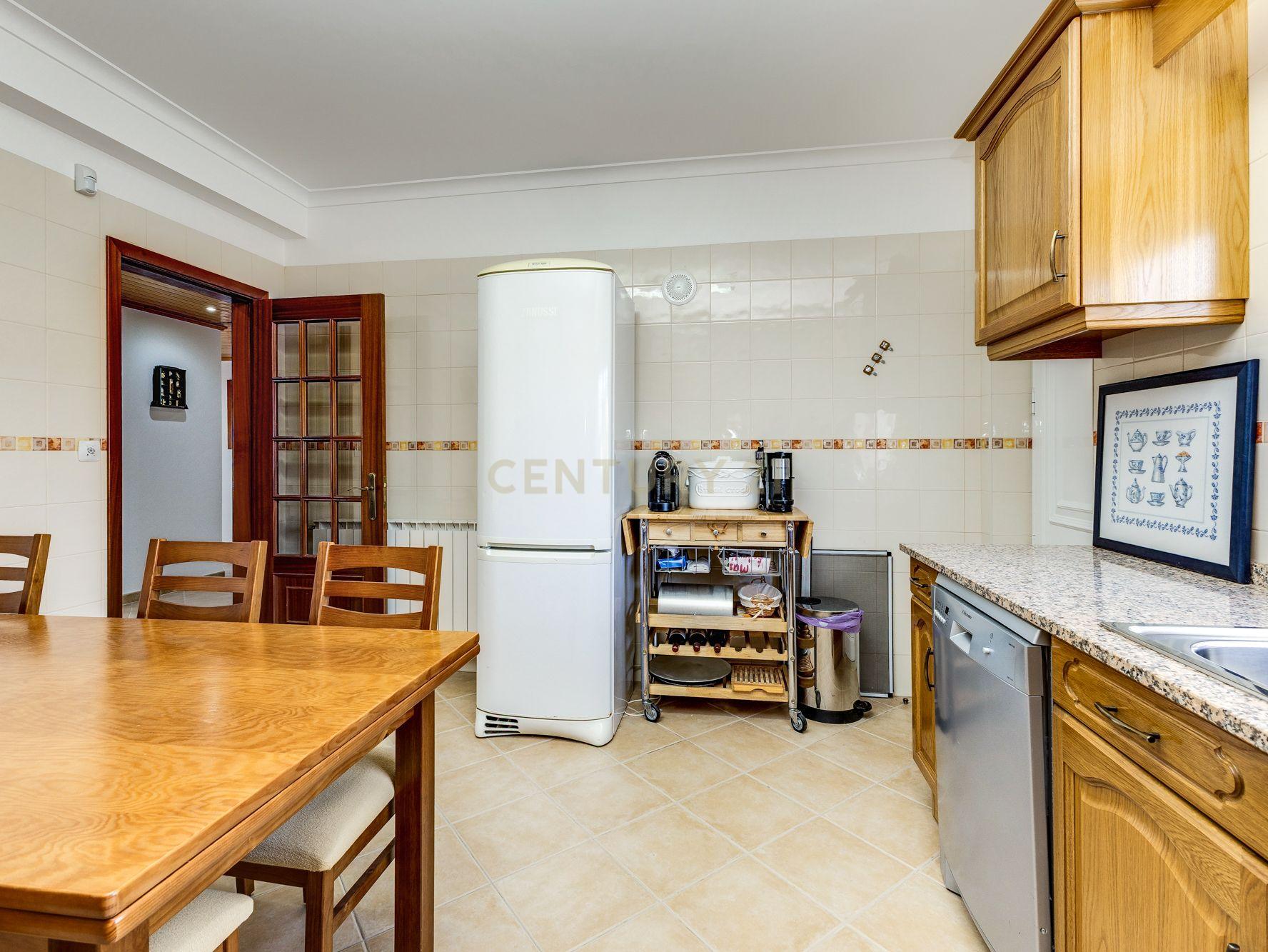 Casa Moderna em Vila de Rei com 4 Quartos e Segurança Avançada - Image 38