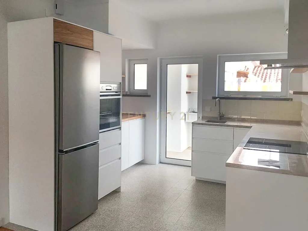 🏡 Moradia Geminada T2 Renovada para arrendamento no Livramento – Perto das Praias e de Lisboa - Image 3
