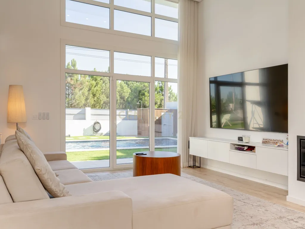Moradia T4 Térrea de excelência com piscina e casa independente de 50m2 | Quinta da Marquesa - Image 4
