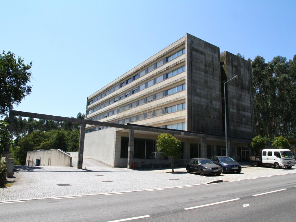 Apartamento T3 com Garagem e Arrumos, Moreira da Maia, Maia - Image 1
