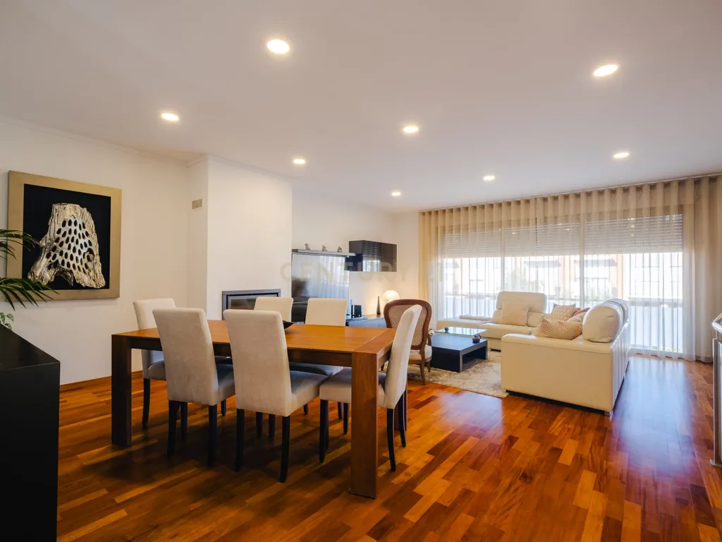Moradia T4 com 255 m², Suíte Generosa, Jardim e Garagem para 3+ Viaturas | Astromil, Paredes - Image 1