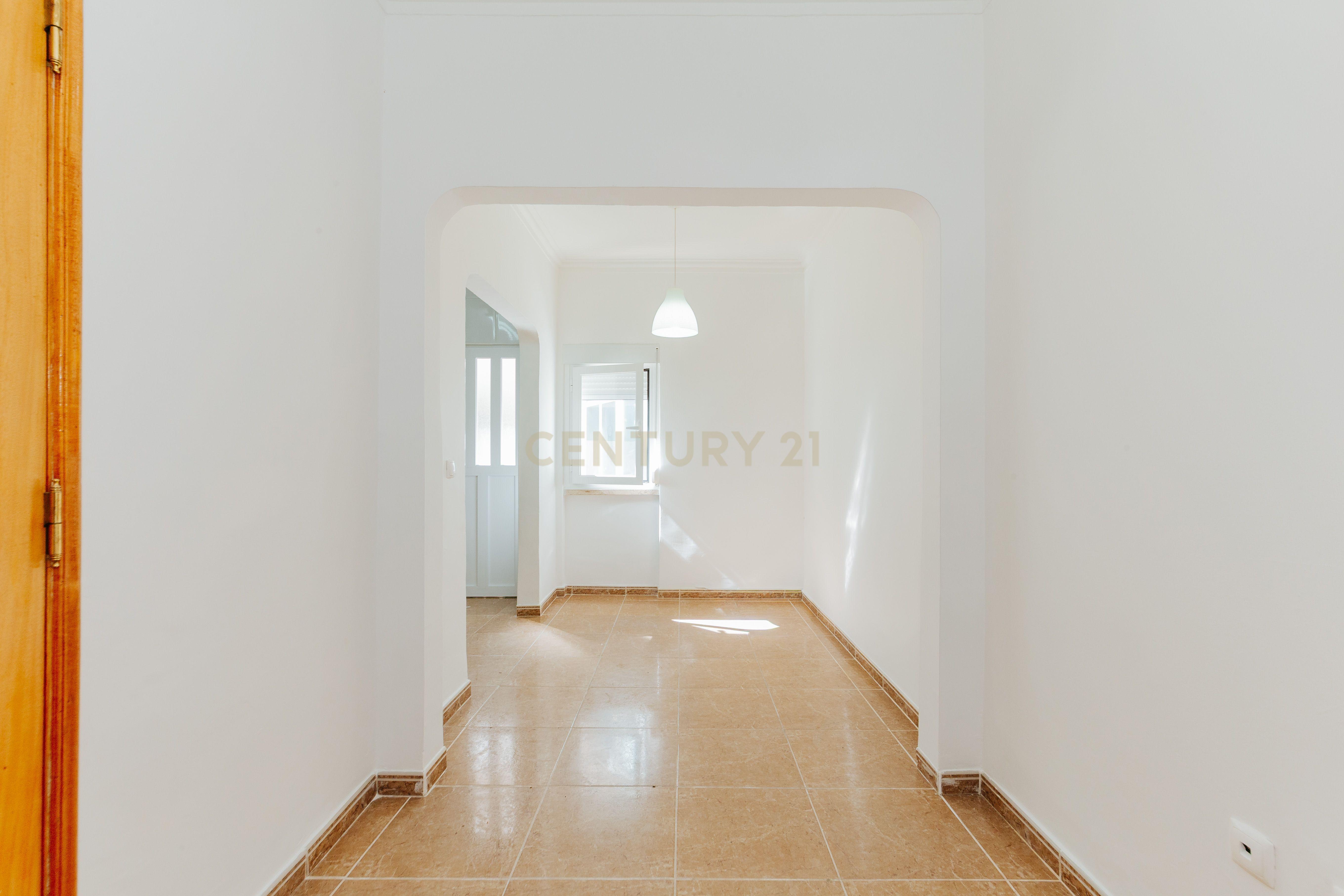 Fotografia 9 de Apartamento T1 situado no Prior Velho, em excelentes condições.