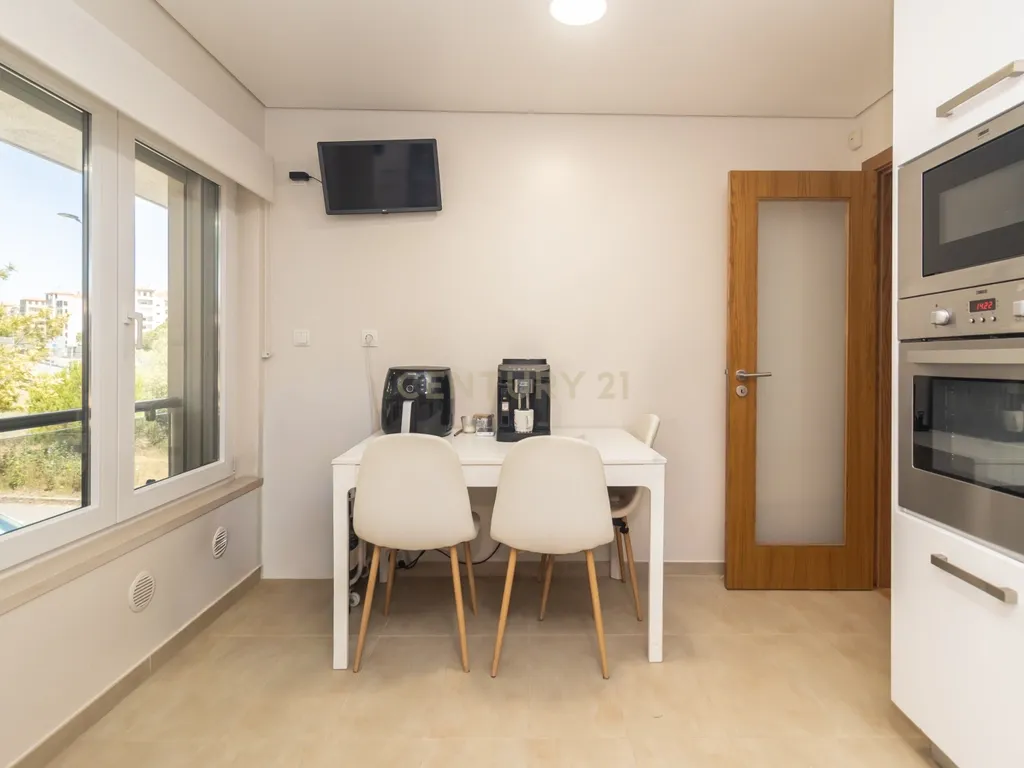 T3 com 125 m² | Quinta de São Macário | Suíte, Varanda e Arrecadação - Image 9