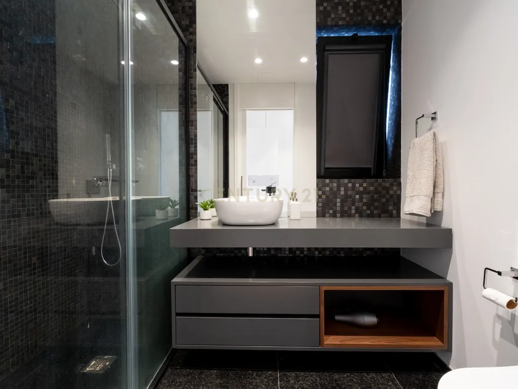 Apartamento T2 Funchal - Escolha certa entre viver ou investir! - Image 24