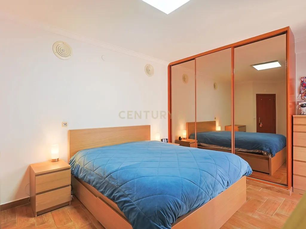 Apartamento T2 nas Quintinhas, Charneca de Caparica, com Terraço e Garagem - Image 4