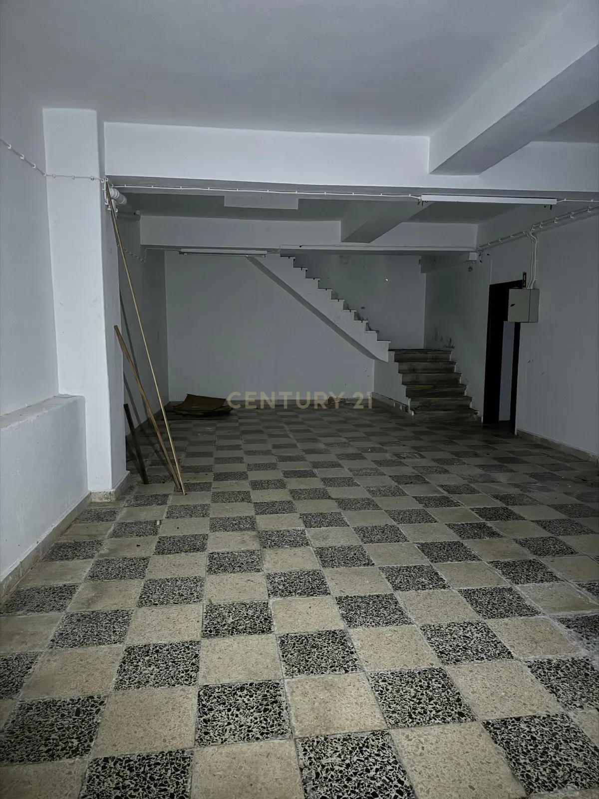 Arrenda-se Espaço Comercial de 370m² junto ao Campo Mártires da Pátria - Image 15