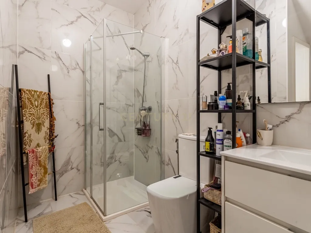 T2 remodelado com excelentes acabamentos em Alcochete - Image 15