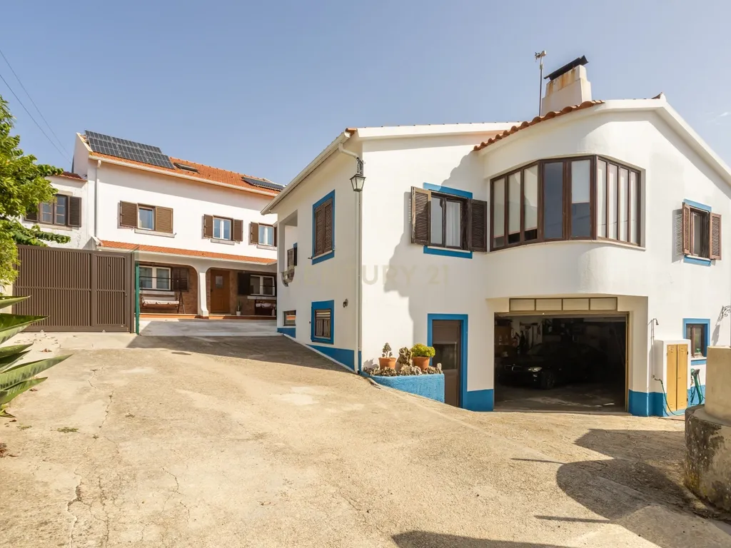Duas moradias, um terreno com 650 m² e uma vista privilegiada para a Serra de Sintra - Image 1