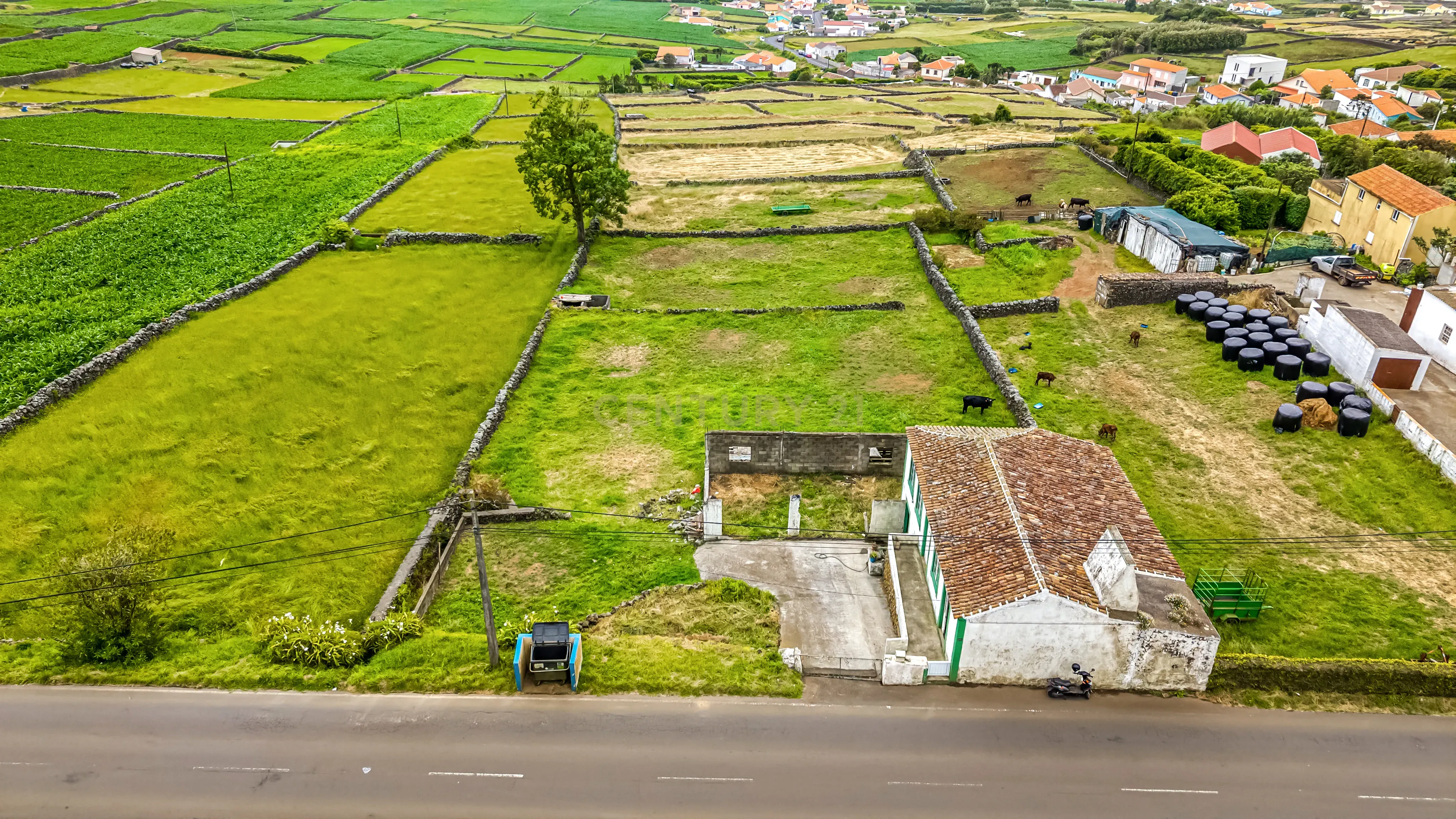 Fotografia 5 de Moradia para Remodelar com Terreno | Vila do Porto Judeu