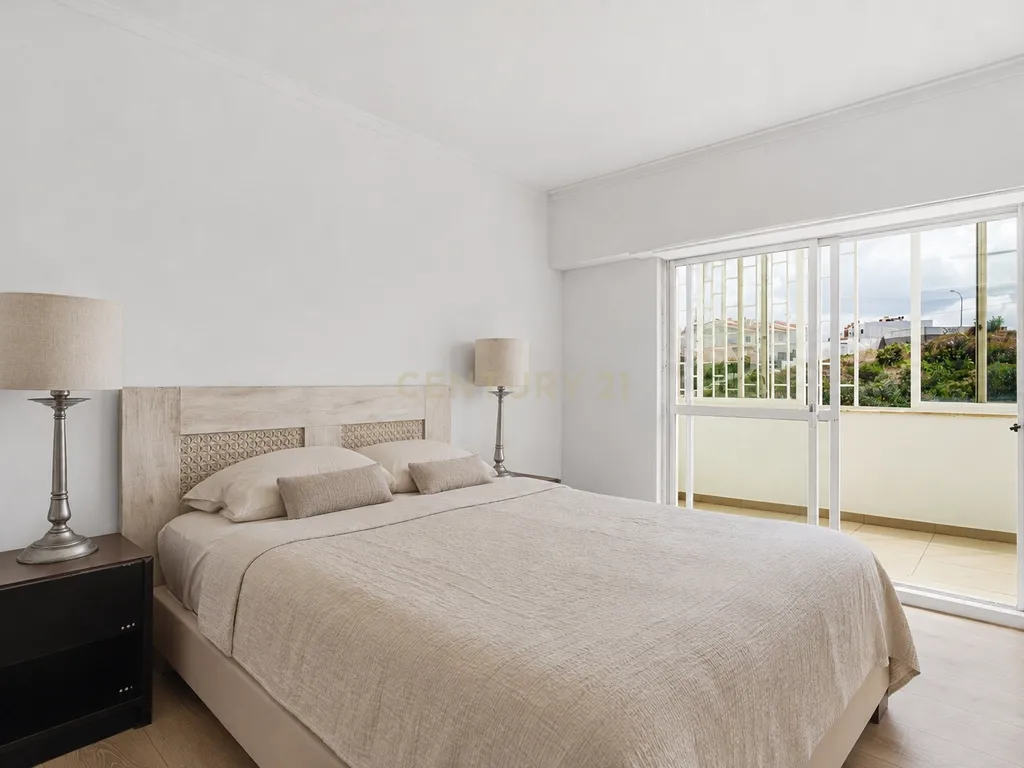 T4 Renovado e Luminoso com 50 m² de Varandas Fechadas | Agualva-Cacém - Image 9