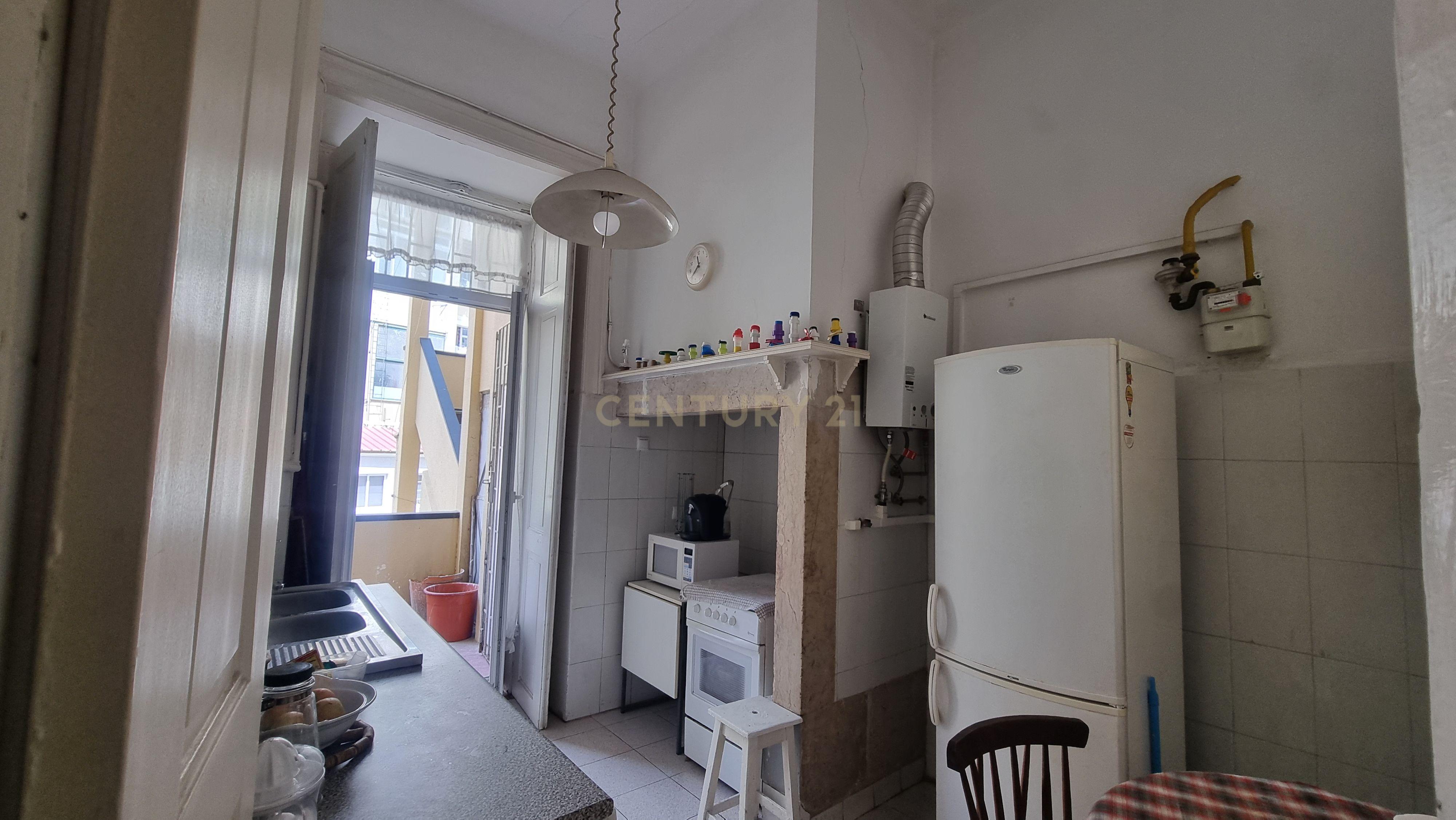 Apartamento Pombalino de Charme com 8 Assoalhadas – Av. Almirante Reis, Lisboa - Image 8