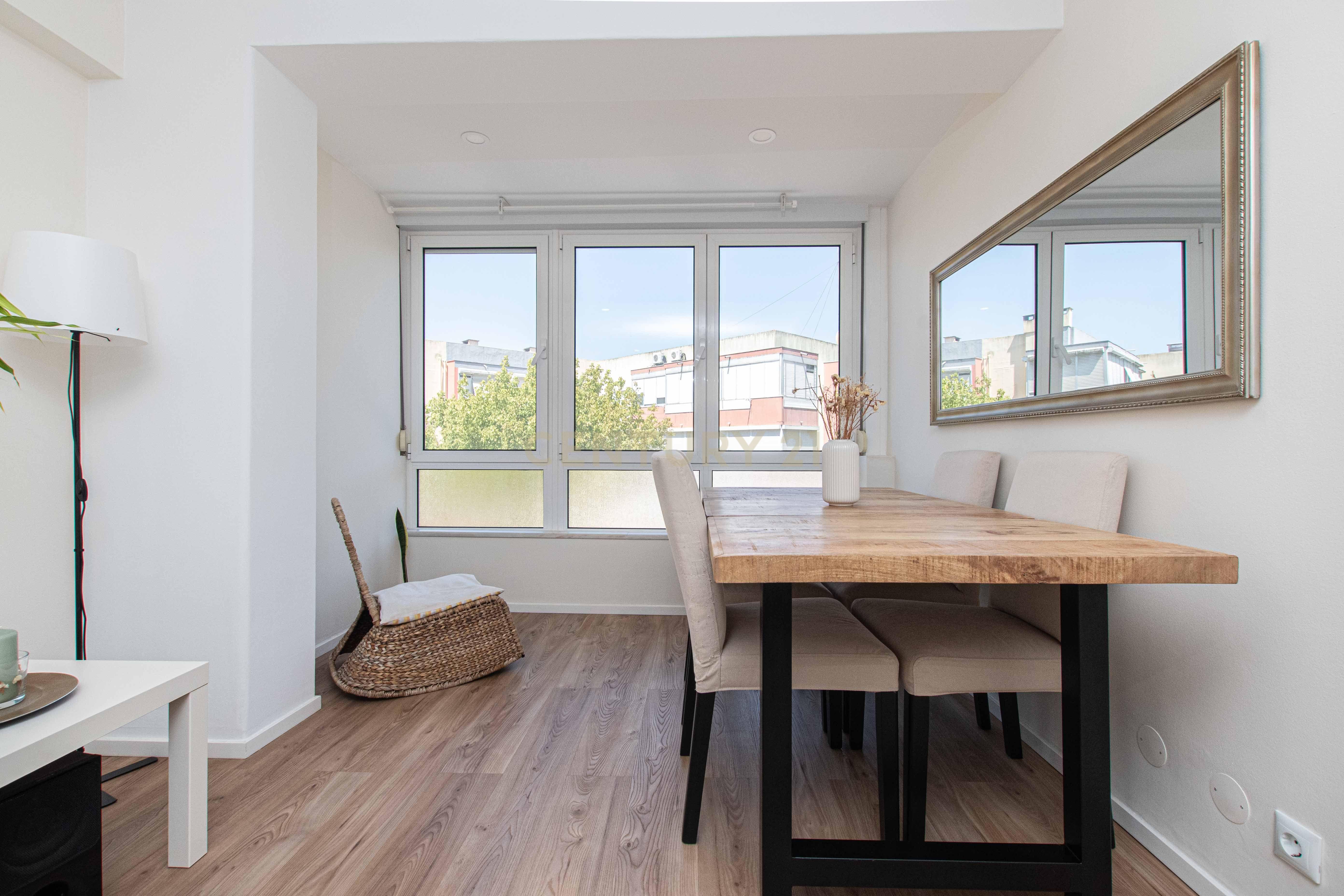 Fotografia 4 de Apartamento T2 Totalmente Remodelado | Acabamentos de Alto Padrão | Damaia