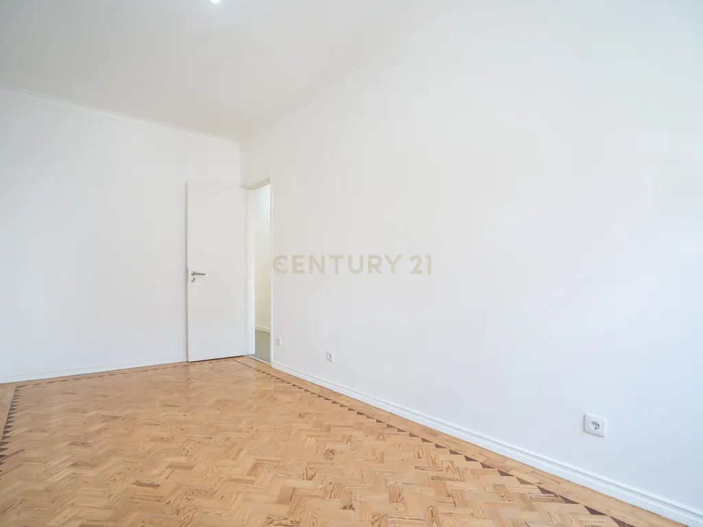 Apartamento Remodelado em Moscavide, Loures - 2 Quartos com Terraço - Image 23