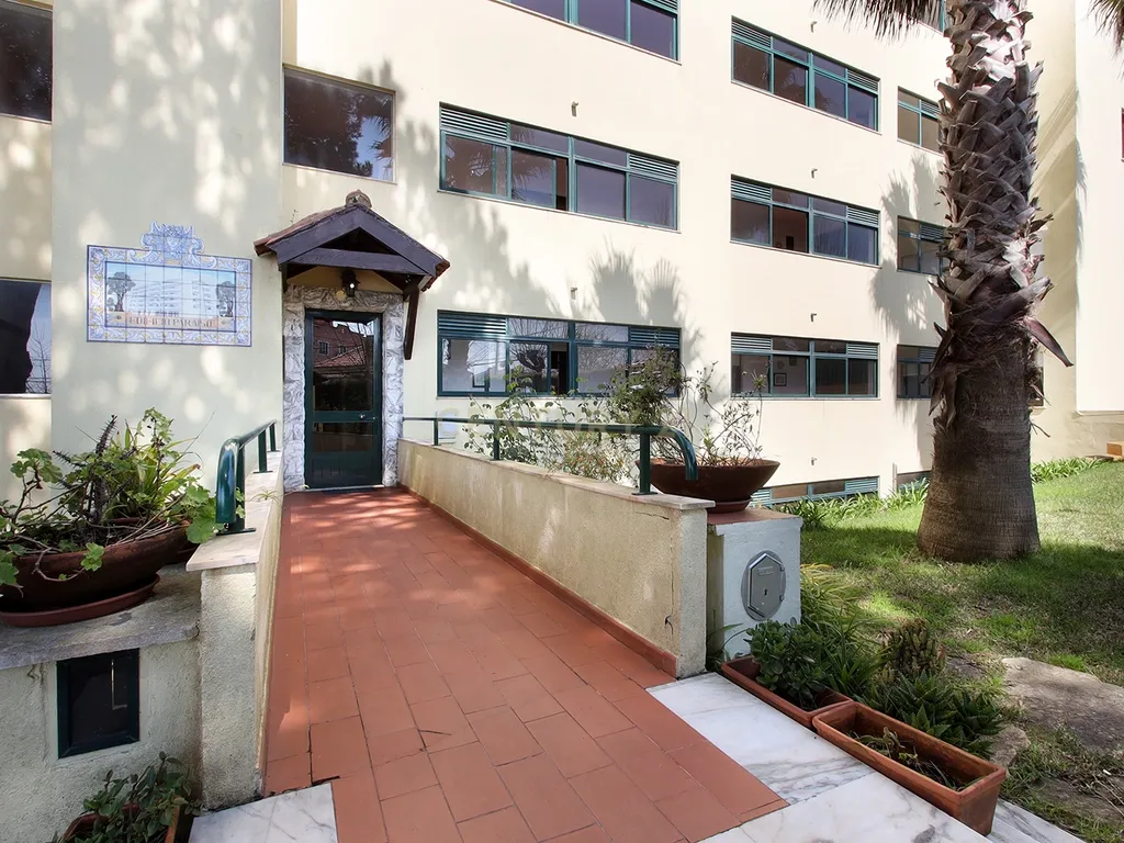 Apartamento T3 com vista p/ Serra Sintra e parqueamento em Rio de Mouro, Sintra - Image 25