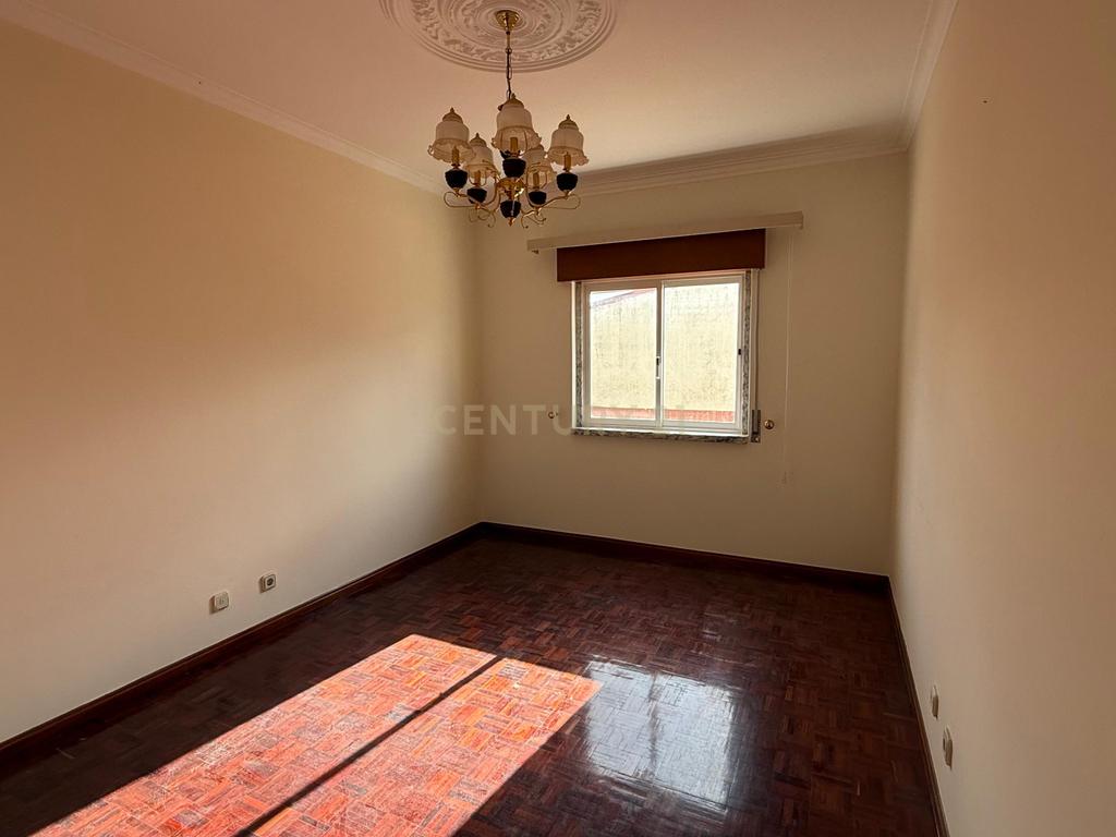 Andar de moradia com 3 quartos para arrendamento em Casal de Cambra - Image 14