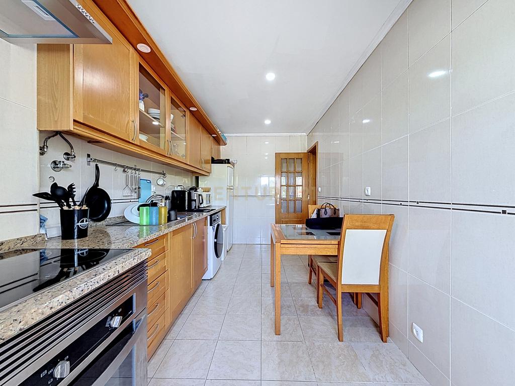 Apartamento T3 em Amora, Seixal - Oportunidade Única! - Image 1